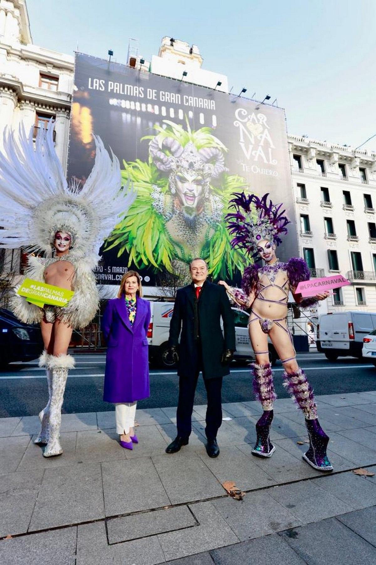 Imagen de la lona dedicada a la Gala Drag Queen del Carnaval de Las Palmas de Gran Canaria en la Gran Vía de Madrid.