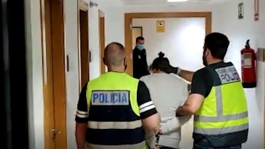 Agentes de la policía nacional conducen al detenido en Antequera