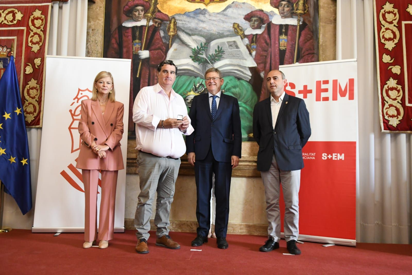 Entrega de distinciones a los participantes en la extinción de los incendios de este verano