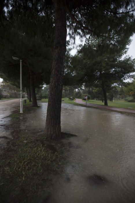 El parque del río, inundado por las fuertes lluvias.