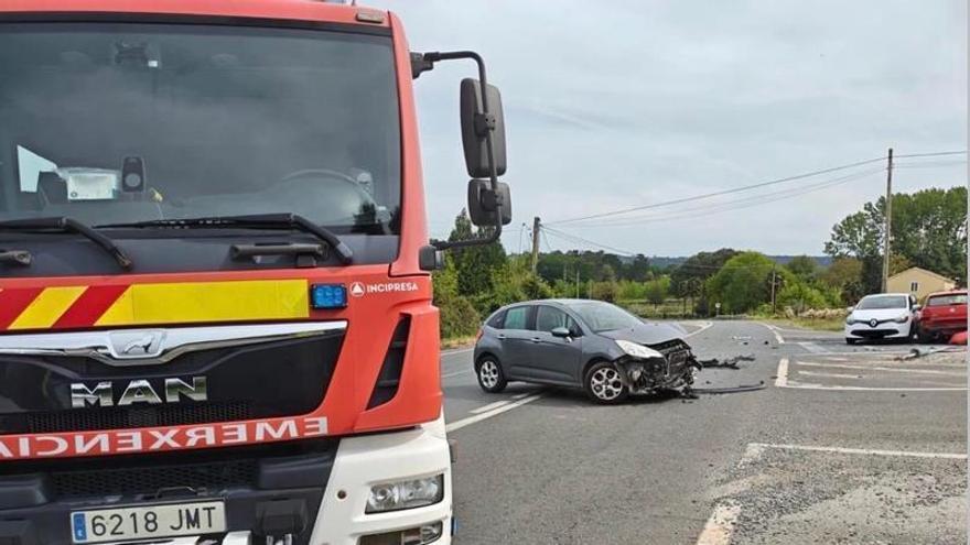 Una colisición entre tres vehículos en Couso se salda con cuatro heridos