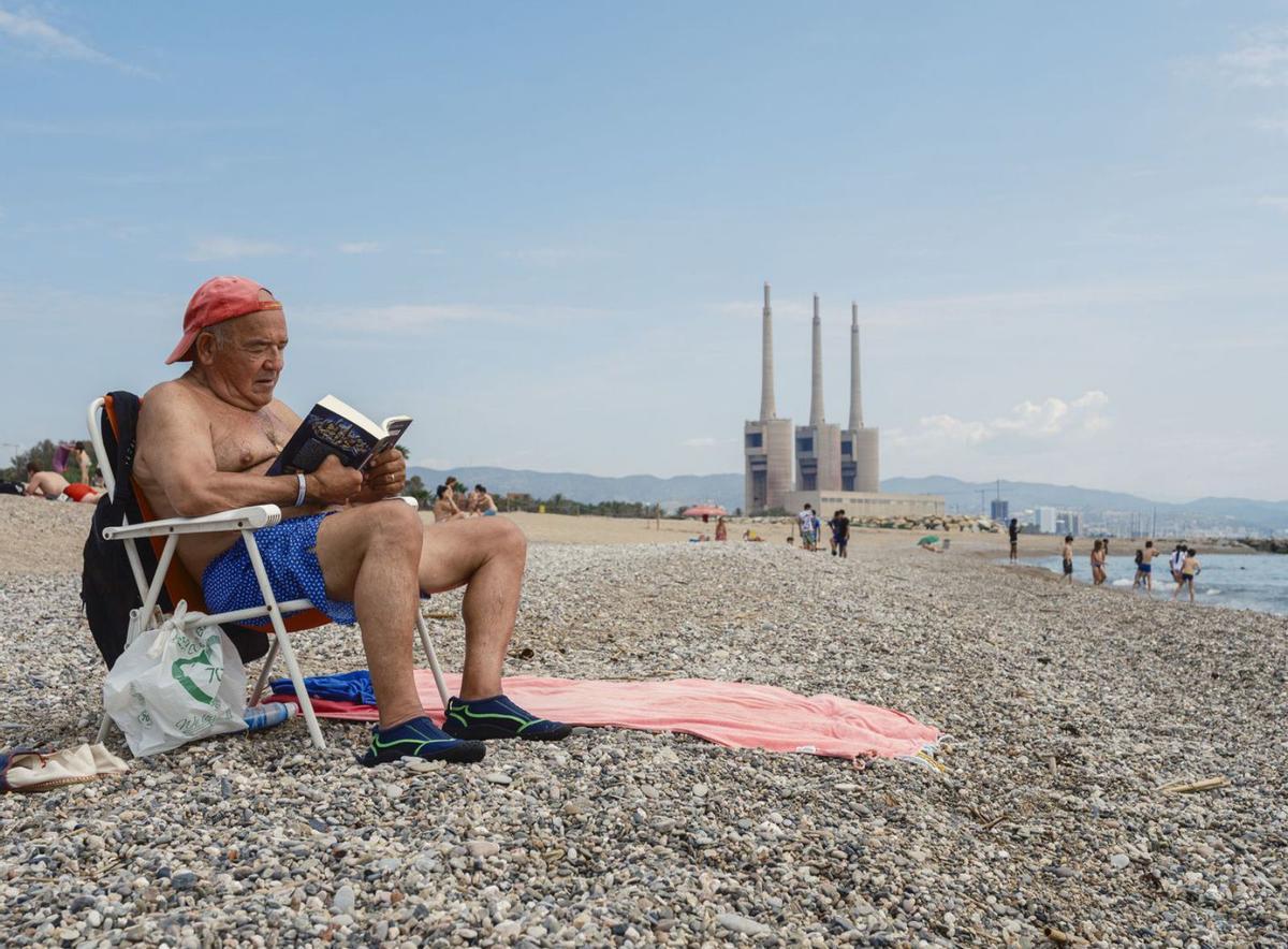 Dos nous cables posen en risc la reobertura de la platja de Sant Adrià