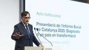 GRAFCAT8575. BARCELONA (ESPAÑA), 17/02/2026.- El presidente de la Generalitat, Salvador Illa, intervienes en el acto en que ha presentado este martes el primer Informe Social de Cataluña que elabora el Govern en el que alerta de los desequilibrios estructurales que presenta el sistema de bienestar, que limitan su capacidad para actuar ante la pobreza y la desigualdad, por lo que insta a reforzar la protección social con el foco puesto en la prevención.EFE/ Marta Pérez