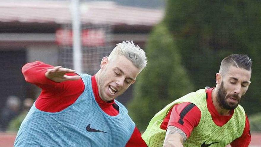 Burgui recibe la entrada de Lillo durante el entrenamiento de ayer.