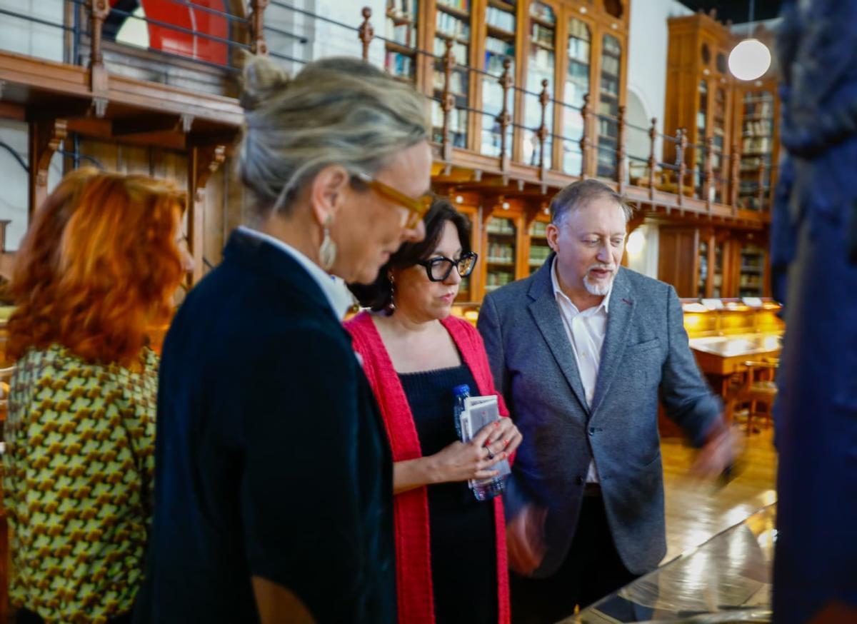Alberto Montaner muestra algunas vitrins de la exposición de la Biblioteca del Paraninfo