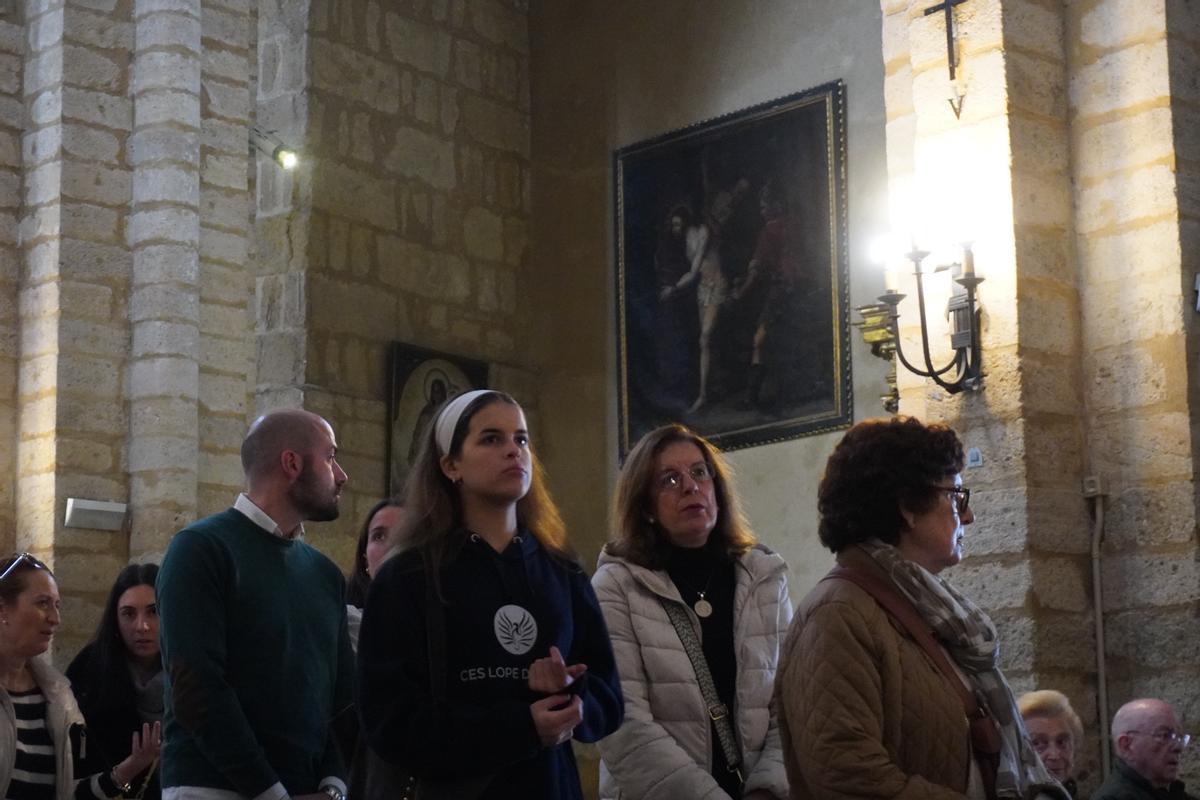 Los fieles acuden al besamanos de la Virgen de los Remedios