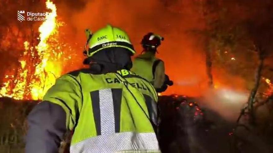 Bomberos de la Diputación de Castellón trabajan en las labores de extinción en el incendio de Soneja