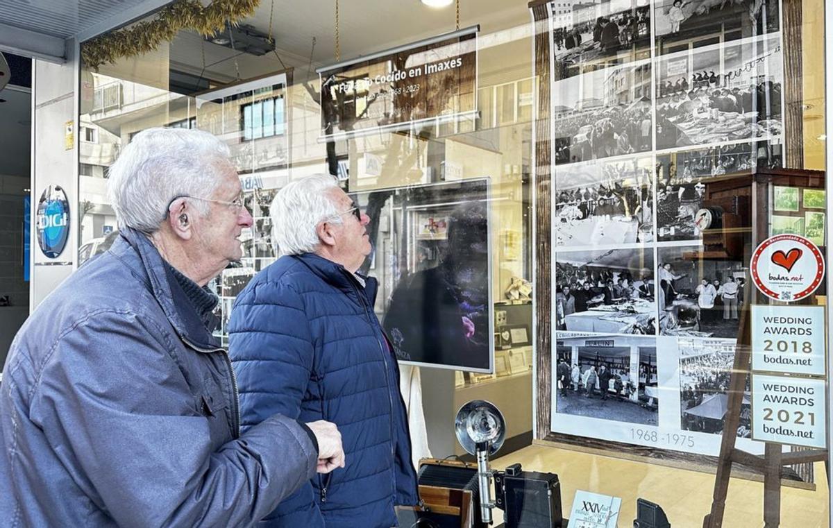 Éxito de la exposición histórica de Bernabé. La tienda de Bernabé en Lalín expone fotografías de la Feira do Cocido desde la primera, en 1968. La muestra llama la atención de quienes transitan por la calle Joaquín Loriga, que se acercan al escaparate a curiosear. Lógicamente, lo que pueden ver vecinos y visitantes es apenas un 5% de su amplio archivo. | BERNABÉ