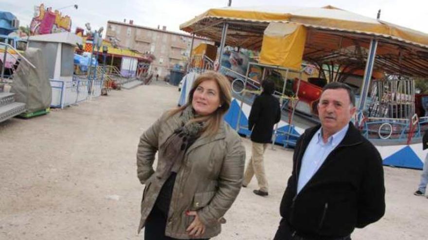 La concejal de Comercio y el presidente de los feriantes, ayer en el recinto de la Feria.