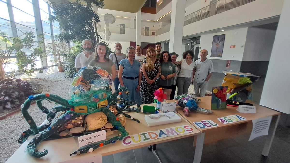Investigadores y voluntarios, ayer, en el campus de Mieres, con esculturas realizadas con basura recogida en los ríos.