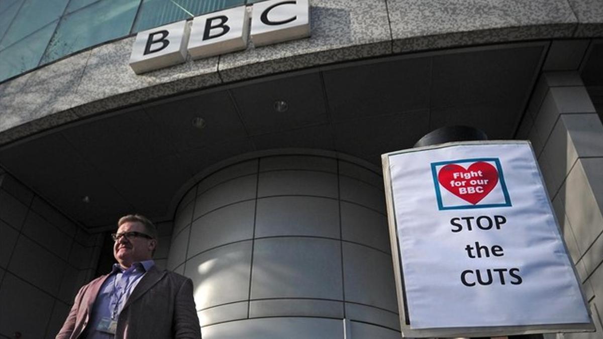 Pancarta en contra de los recortes en la BBC