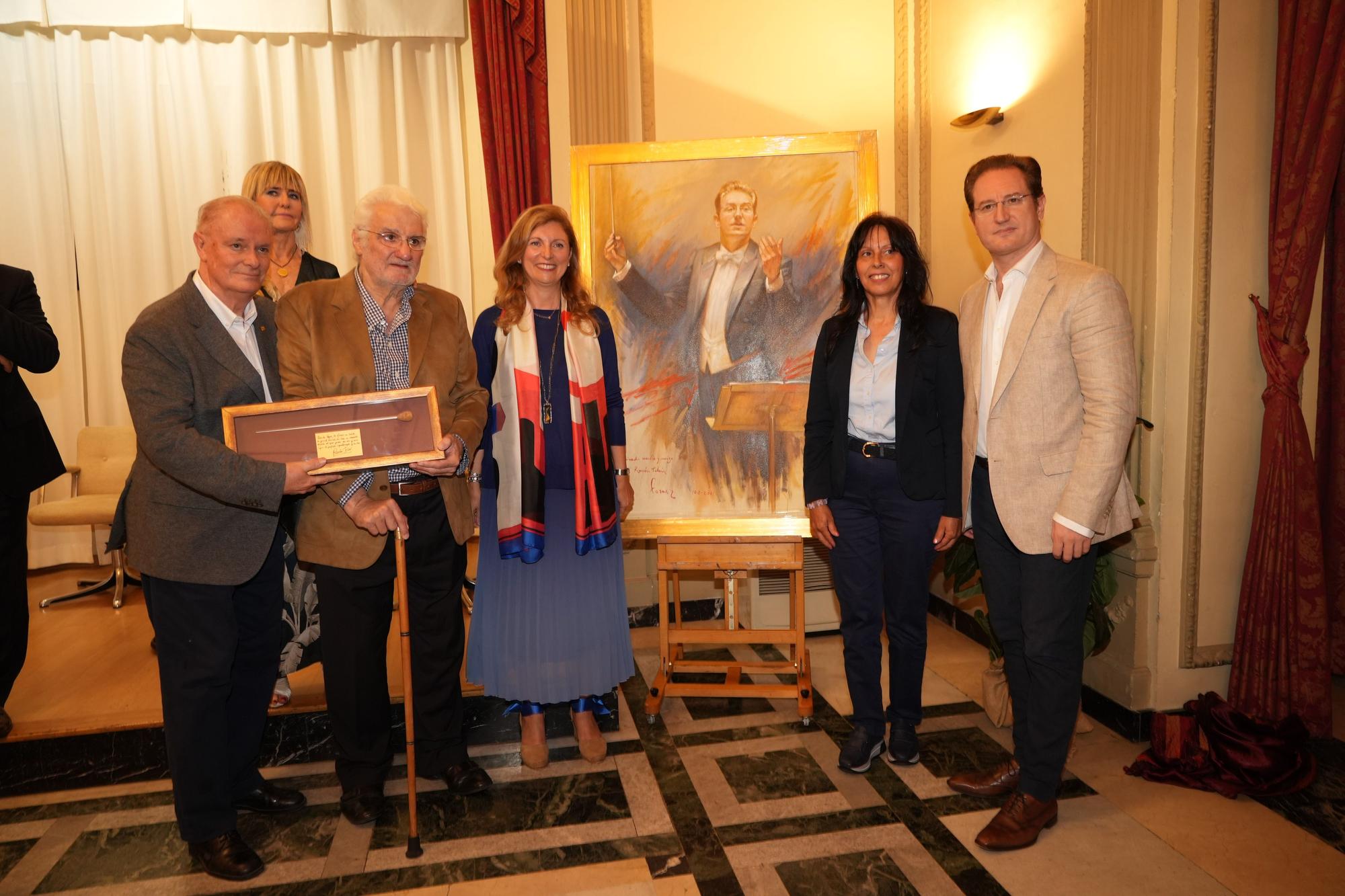 El pintor Forner entrega su retrato al maestro Tebar en el Casino Antiguo de Castelló