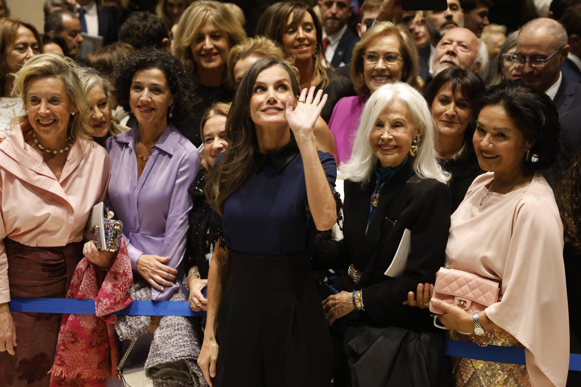 Oviedo Concierto Premios Princesa de Asturias, presidido por Sus Majestades los Reyes, con la presencia de Sus Altezas Reales la Princesa de Asturias y la Infanta doña Sofía, en el Auditorio Príncipe Felipe de Oviedo. Saludo a la orquesta y salida
