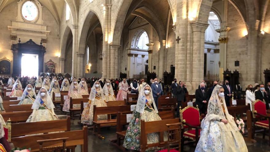 Falleras mayores y cortes presiden la misa