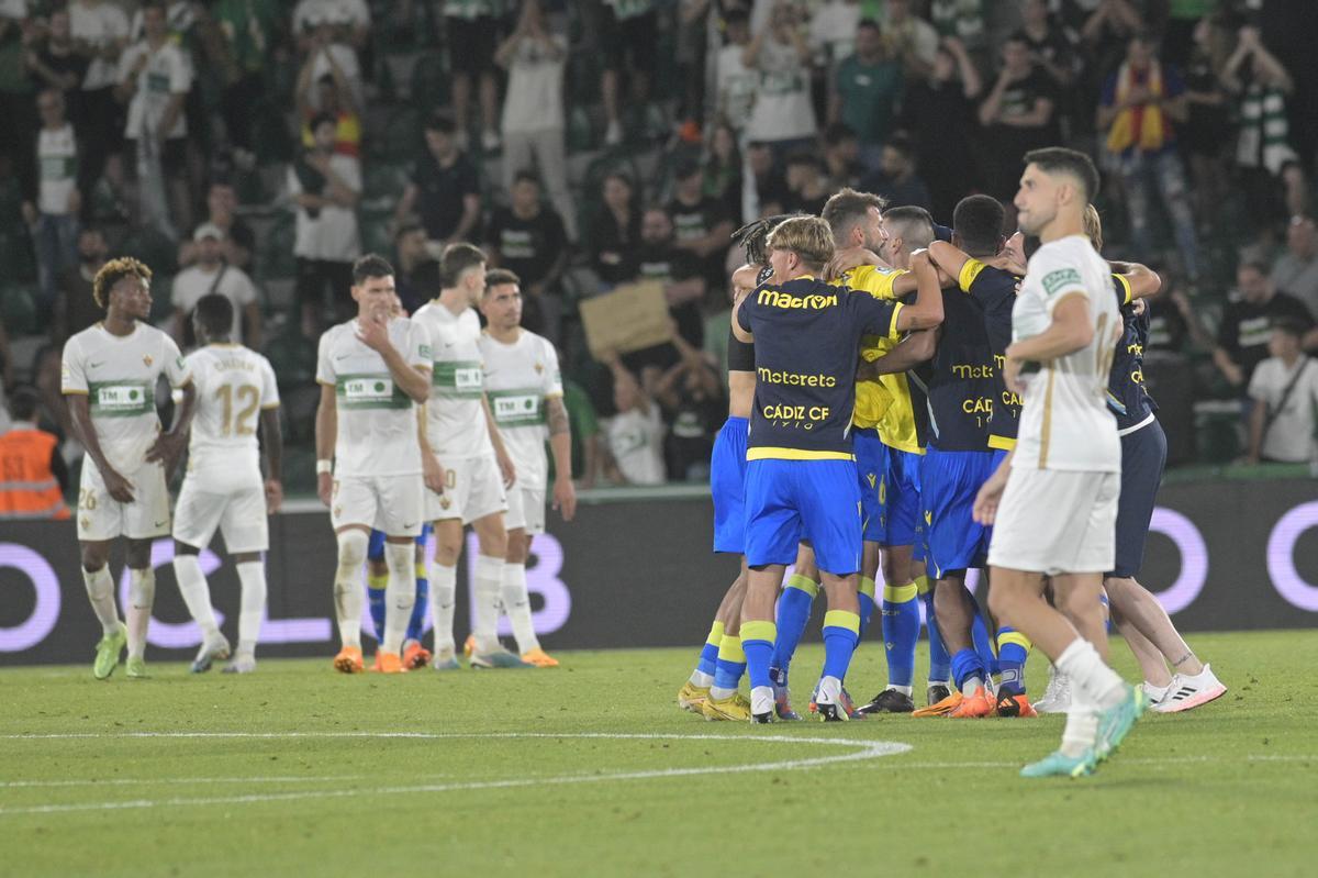 Los jugadores del Elche, tras finalizar el partido del pasado domingo ante el Cádiz