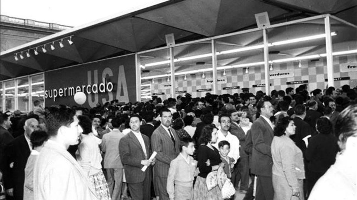 PRIMER SUPERMERCADO EN LA FIRA DE BARCELONA  EN LA DECADA DE LOS ANOS 50 1950