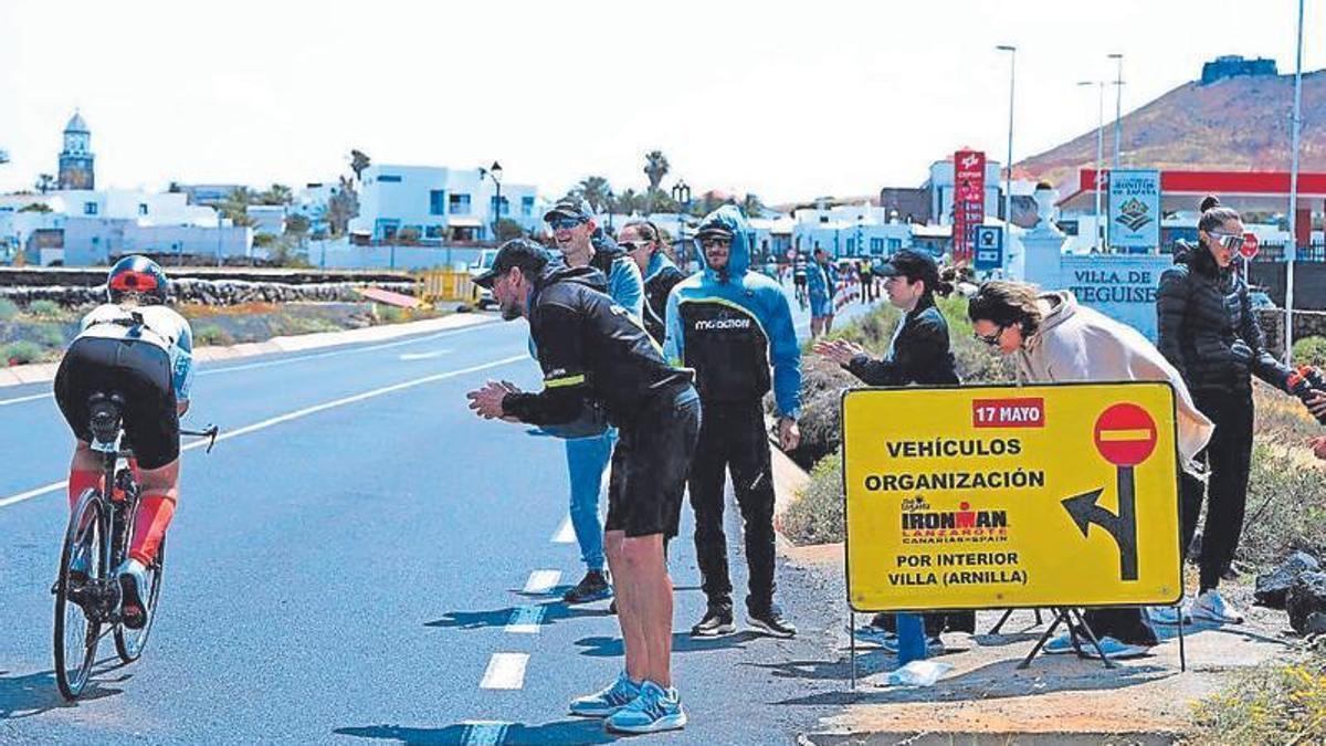 Un corredor recibe el apoyo del público en una edición anterior.