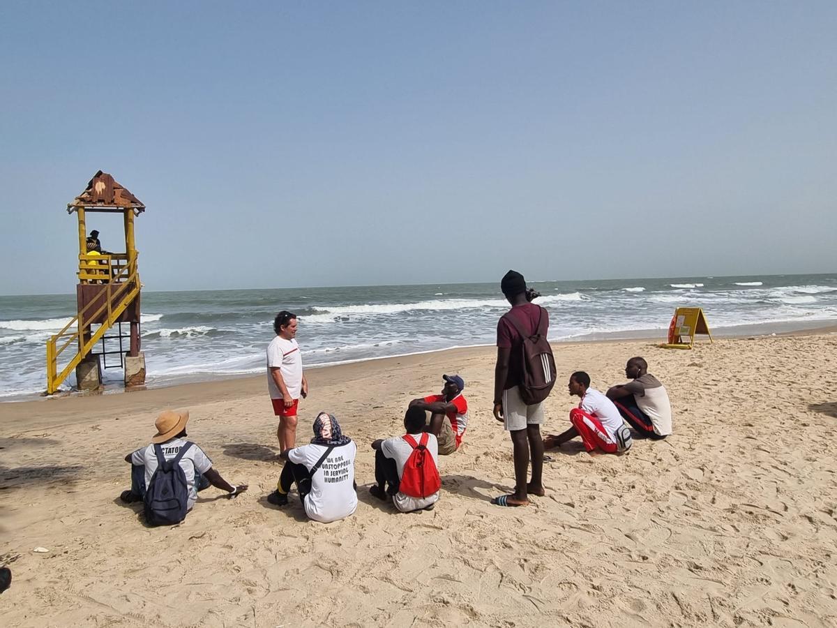 Formación de socorrismo en una playa de Gambia