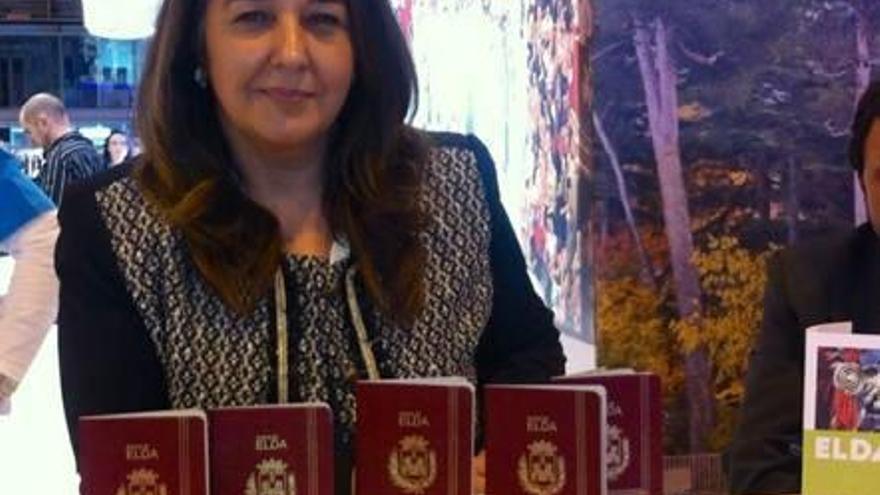 Adela Pedrosa posó con los pasaportes en Fitur.