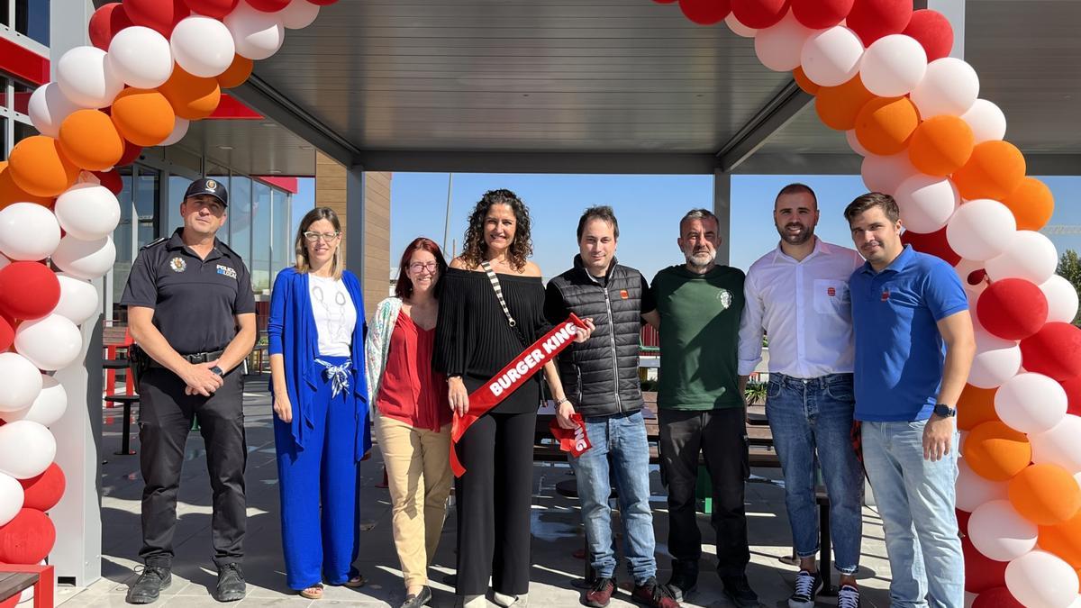 Acto de inauguración del Burger King con la presencia de la alcaldesa de Cuarte de Huerva.