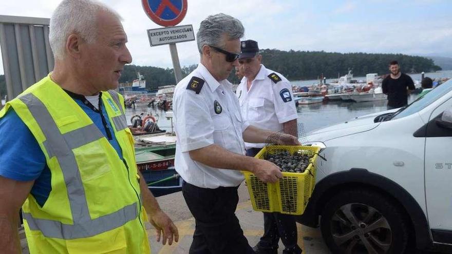 Efectivos de Gardacostas en un decomiso anterior de bivalvos en la ría de Arousa.  // Noé Parga