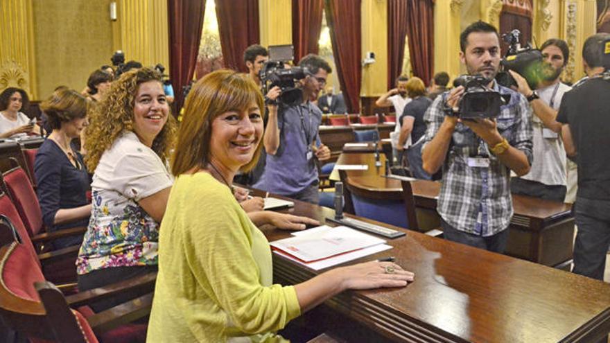 Pilar Costa junto a la futura presidenta, Francina Armengol, ayer en el Parlament.