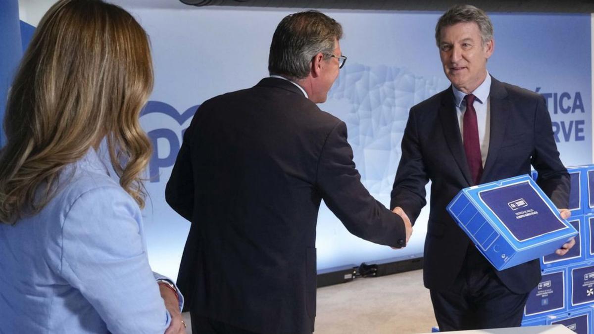 Feijóo recibe avales en la sede del PP.