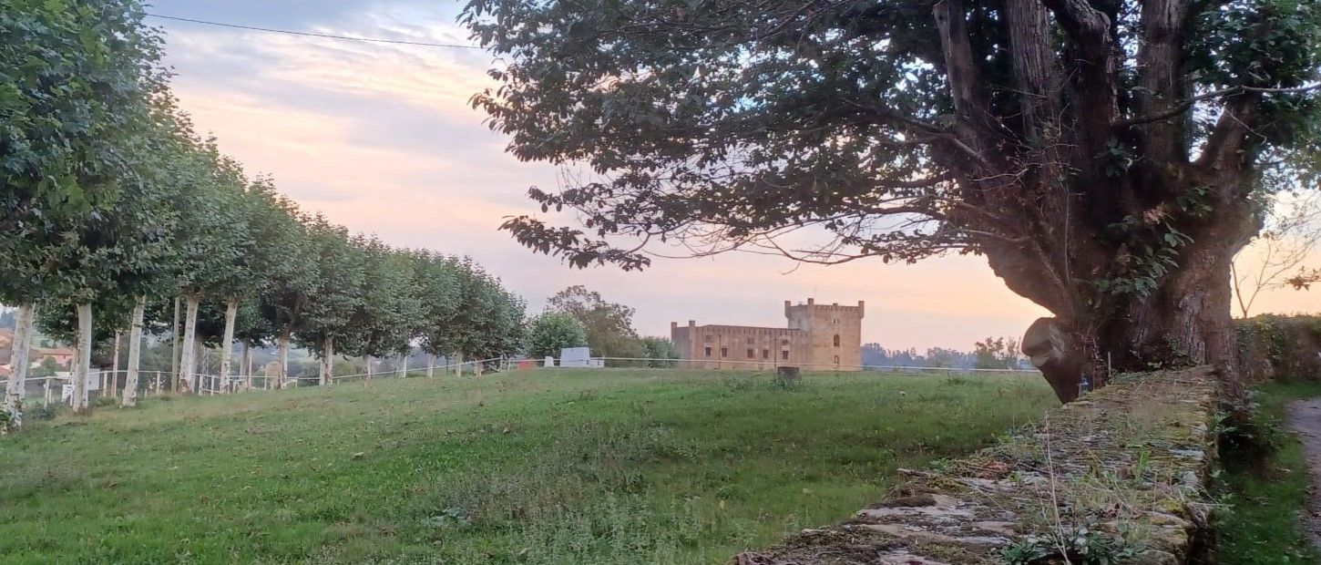 La ruta de los palacios de Llanera tiene un castillo: así es el tramo de San Cucao a Guyame que pasa por la Torre de los Valdés