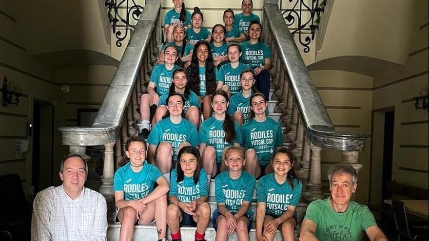 Alejandro Vega y Faustino Ortiz, con las jugadoras de la categoría infantil cadete.