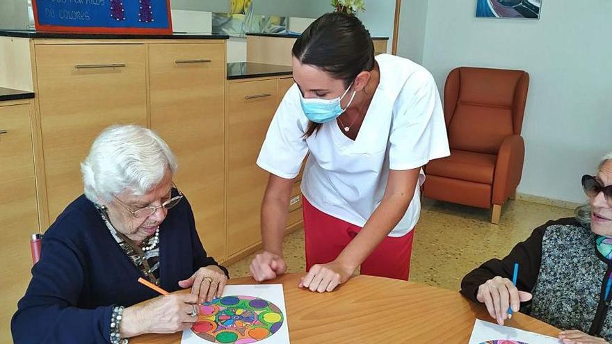 Yasmina Delgado Solera, educadora social de Sa Residència, con dos de las internas.