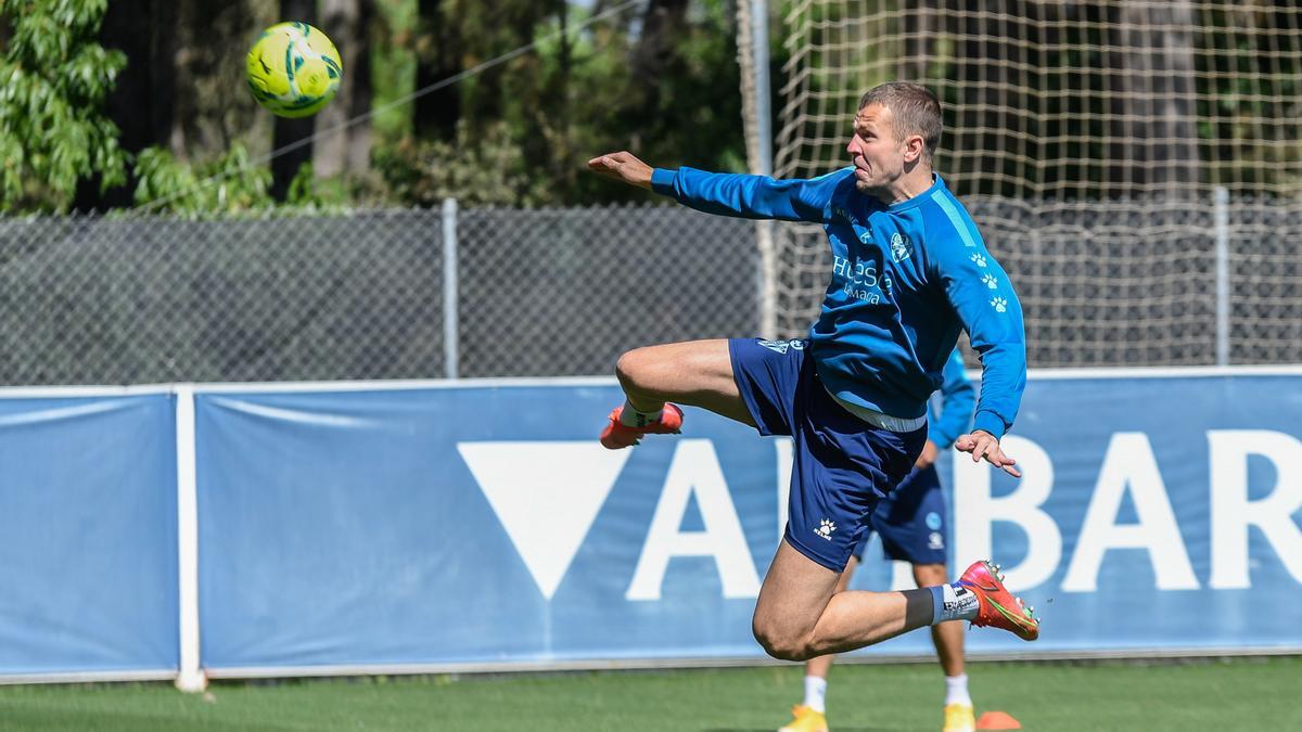 Vavro salta a por un balón de manera acrobática en el entrenamiento de este martes.