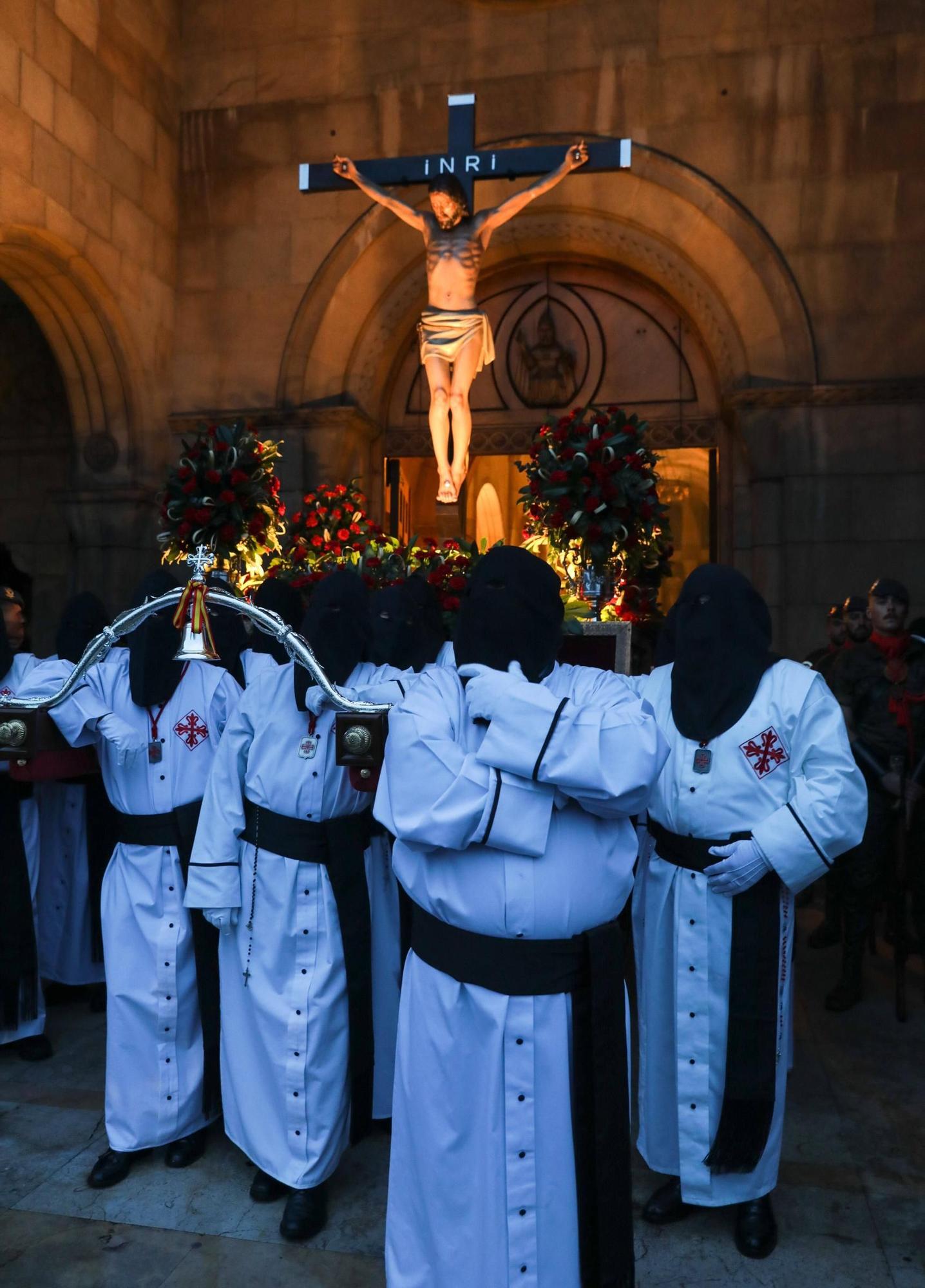 El vía crucis del Jueves Santo en Gijón, en imágenes