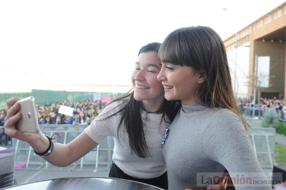 Firma de discos de Aitana en Murcia