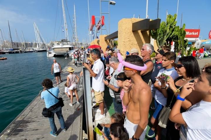 Izado de banderas de ARC y regata Dinguies (dinghies) en el muelle deportivo