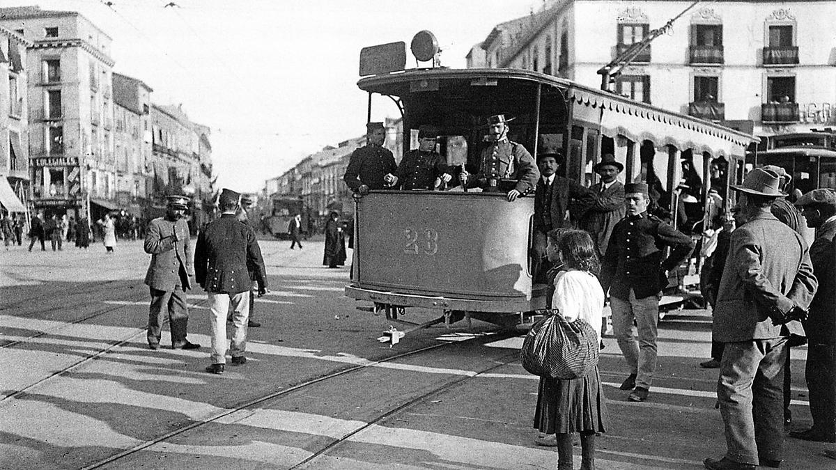 Jardinera-motor número 28 conducida por soldados y custodiada por una pareja de guardias civiles durante las fiestas del Pilar de 1913