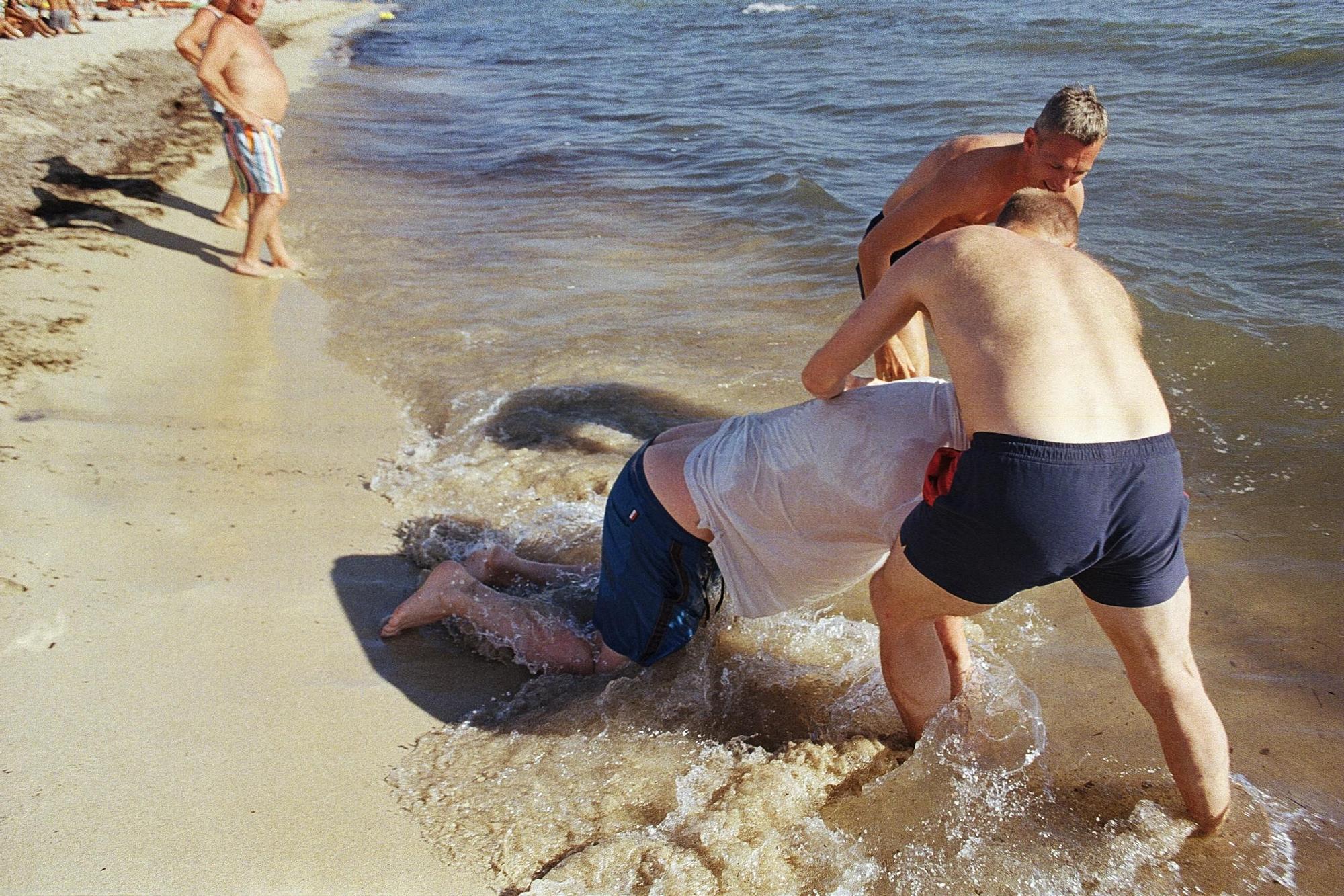 "Weine nicht, wenn der Pegel fällt": Bilder eines deutschen Straßenfotografen von der Playa de Palma auf Mallorca