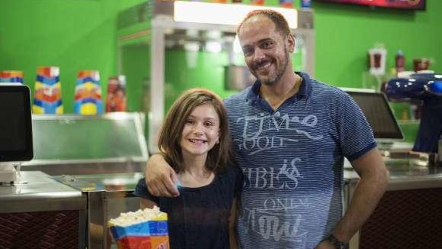 Nayara Martínez, figurante en la película, junto a su padre, Galo.