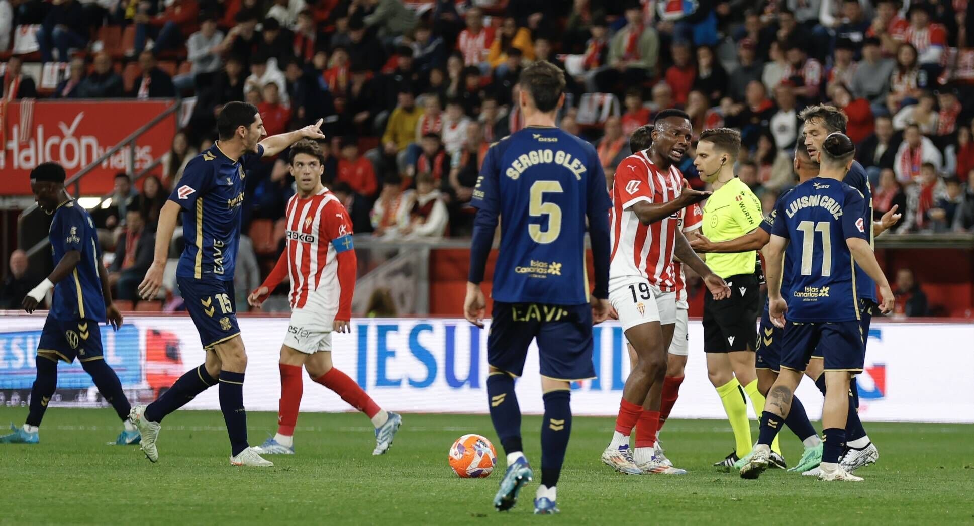 EN IMÁGENES: El Sporting - Tenerife disputado en El Molinón