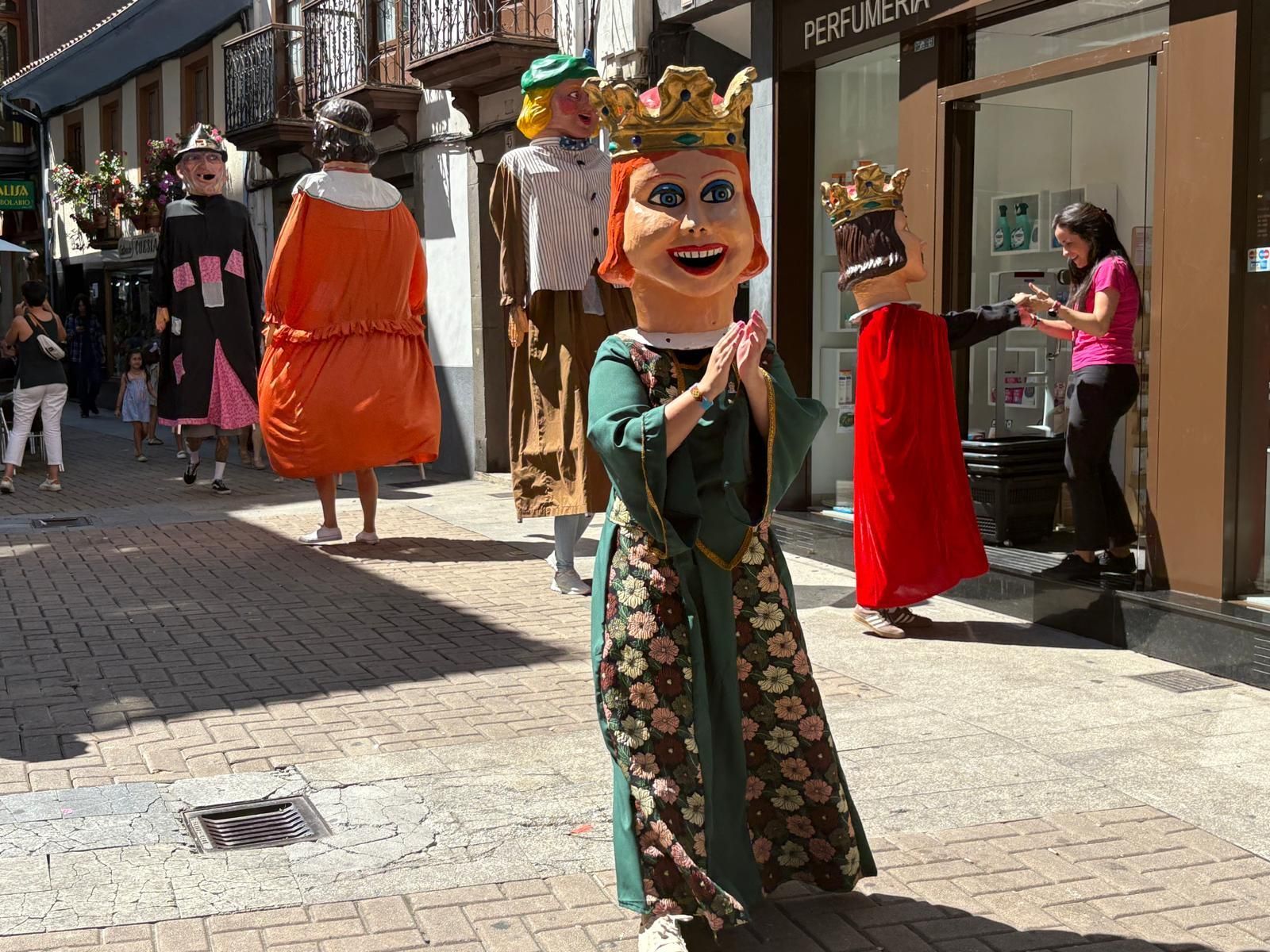 Los gigantes y cabezudos llenan de color y música Cangas del Narcea