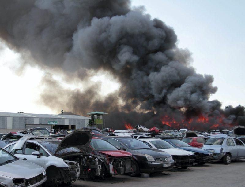 Incendio en un desguace en la Carretera del Aeropuerto