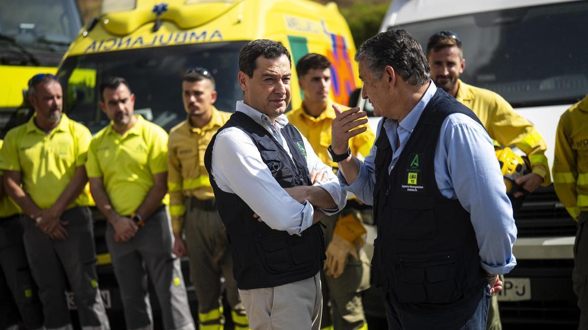 Juanma Moreno y Antonio Sanz, en el puesto de mando del incendio de Los Gallardos.