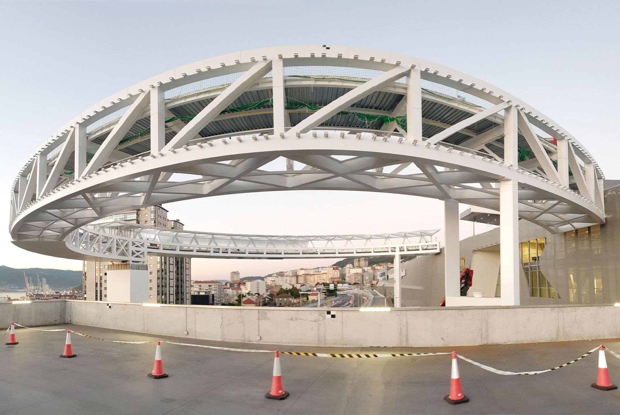 El anillo del ascensor HALO finaliza su izado y "aluniza" en la plaza de Vialia