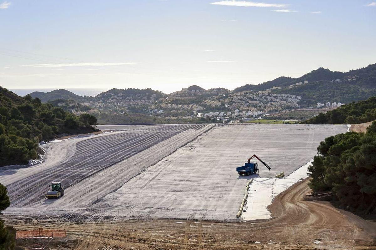 Obras de sellado en el depósito minero de El Lirio en diciembre de 2023.