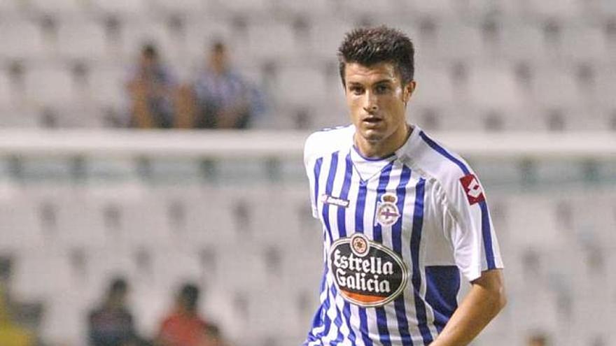 Saúl controla el balón en Riazor, durante el Trofeo Teresa Herrera. / fran martínez