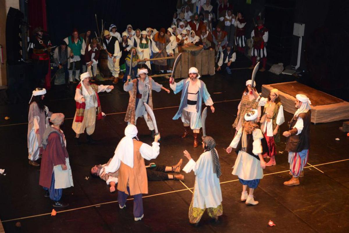 Más de cien personas participantes en el espectáculo reciben los aplausos del público.   | // G.NÚÑEZ