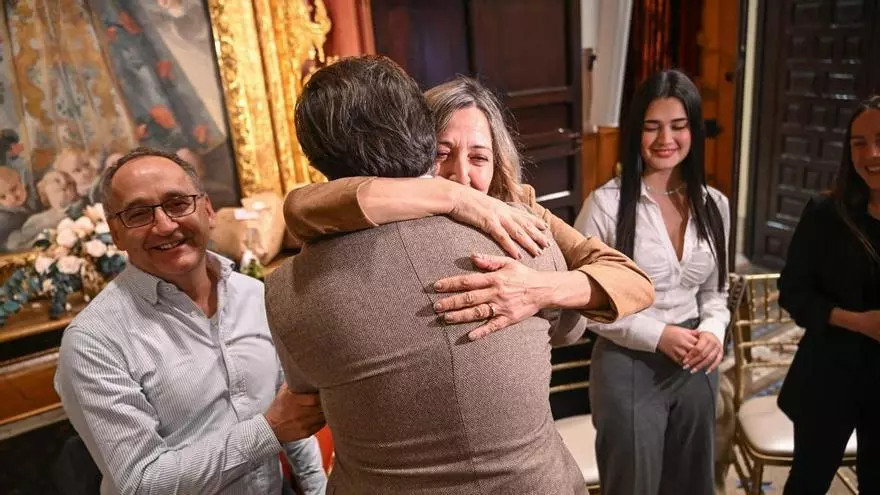 El Ayuntamiento de Elche recibe a los ilicitanos atrapados en Oriente Medio tras su periplo para huír de la guerra