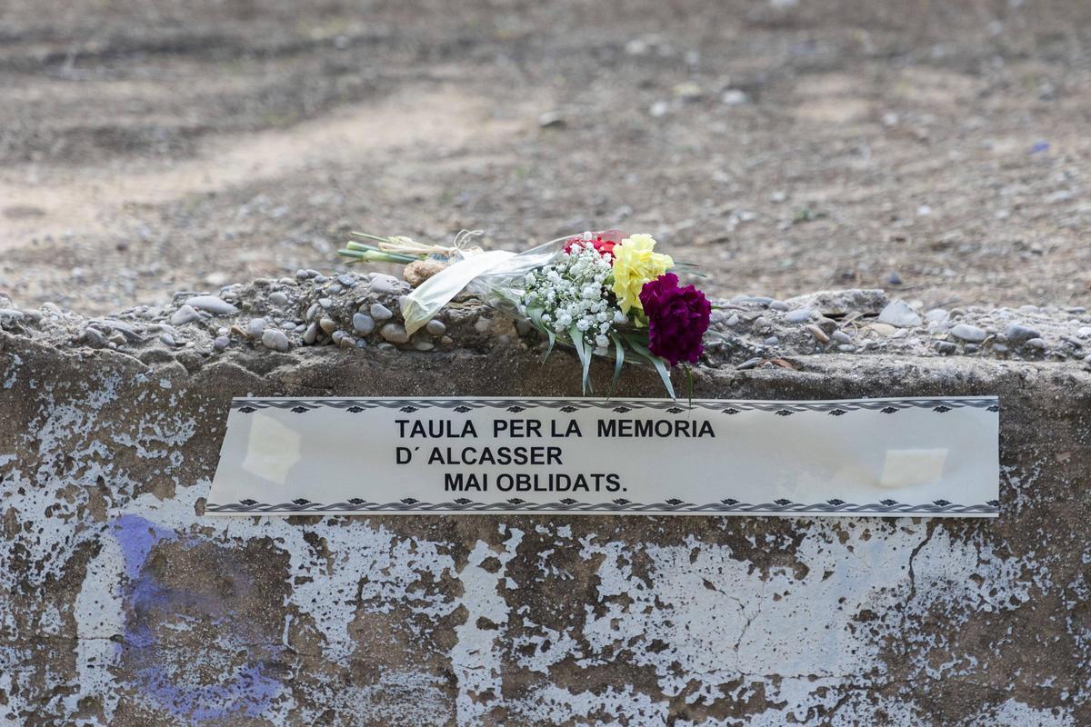 El PSPV de València conmemora el día de Todos los Santos en el Paredón de Paterna