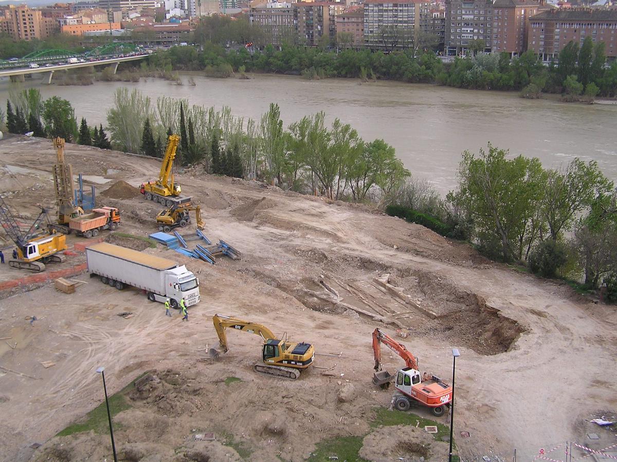 Las obras del balcón de San Lázaro tras la aparición de los restos arqueológicos.