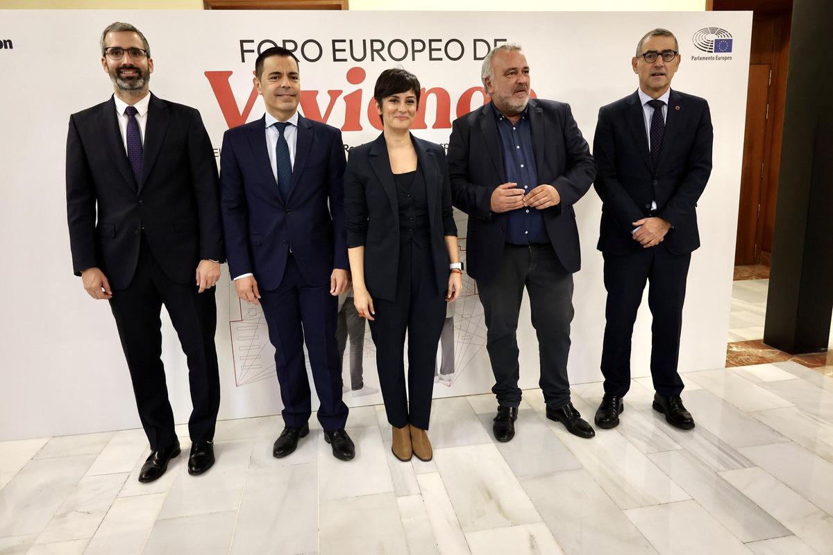 Francisco Lucas, Marcos Ros, la ministra Isabel Rodríguez, José Alberto Pardo y José Luján, en la inauguración del Foro Europeo de Vivienda.