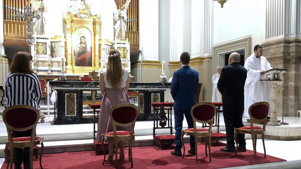 Los contrayentes, en el centro, con sus familiares y el sacerdote Llorens, que ofició el matrimonio.